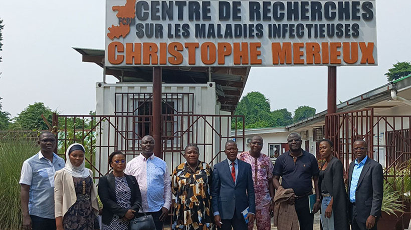 Les participants in front of the entrance to the Christophe Mérieux Infectious Diseases Research Center.